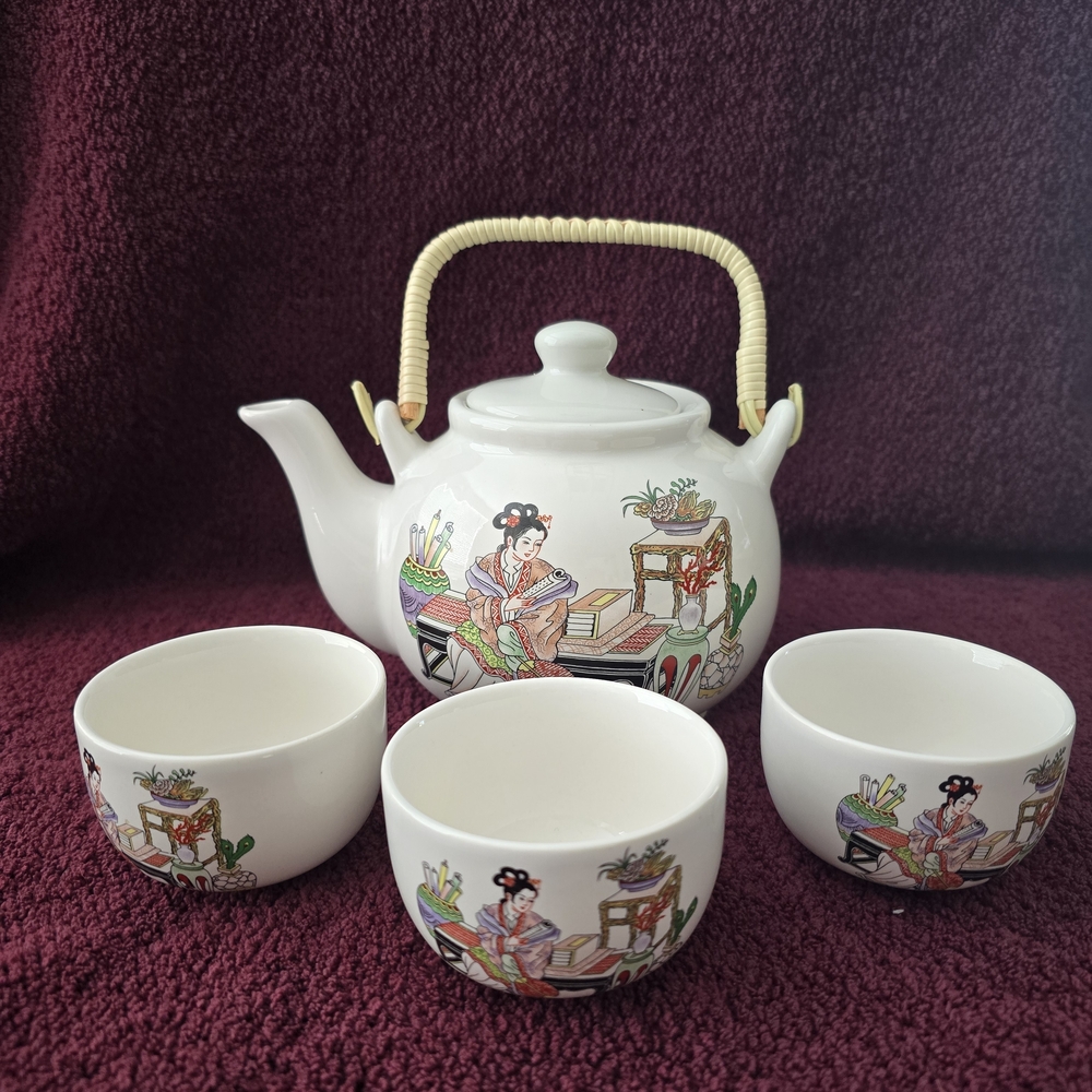 Vintage Geisha Girl White Porcelain Tea Pot and 3 tea Cups.
